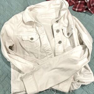 Maurice’s large white fray crop Jean jacket